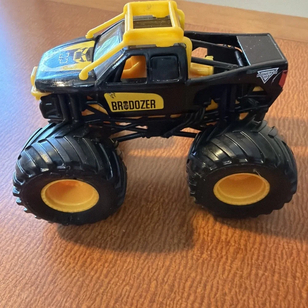 Spin Master Monster Jam INVERSE BRODOZER Truck 1:64